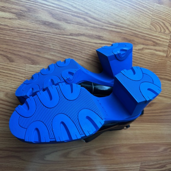 NEW Sorel Black and Blue Heeled Boots - Picture 9 of 12